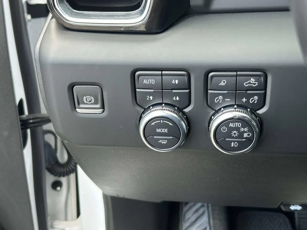 Used 2022 White Frost Tricoat GMC Denali image 27