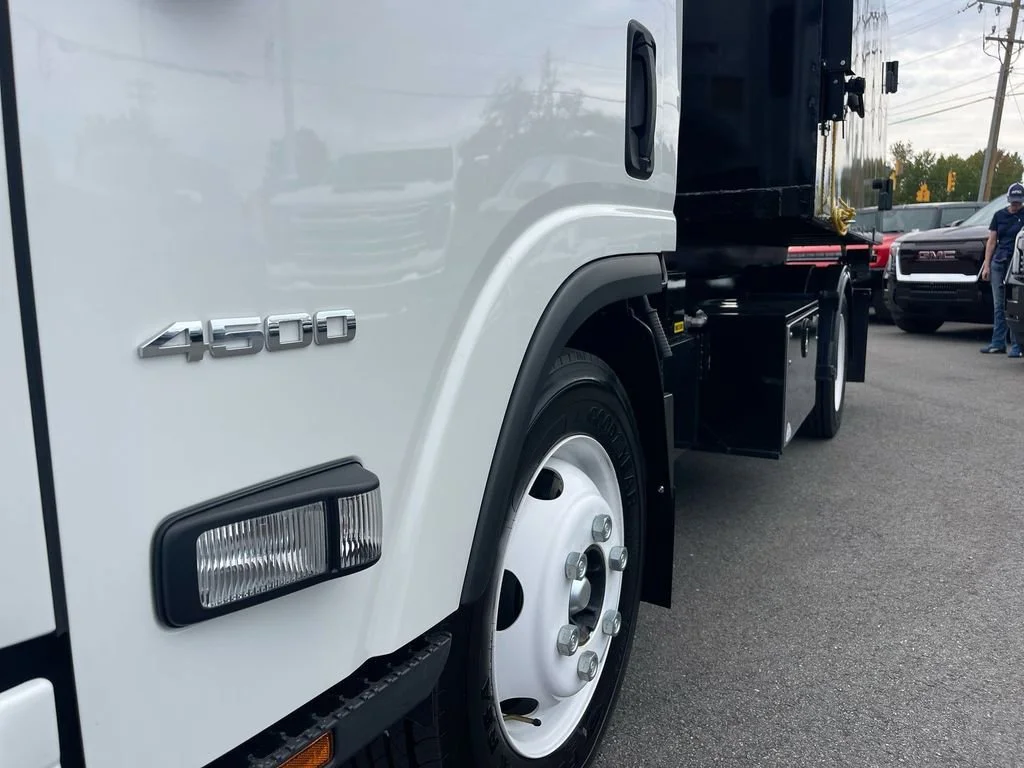 Used 2024 Arc White Chevrolet 1WT image 26