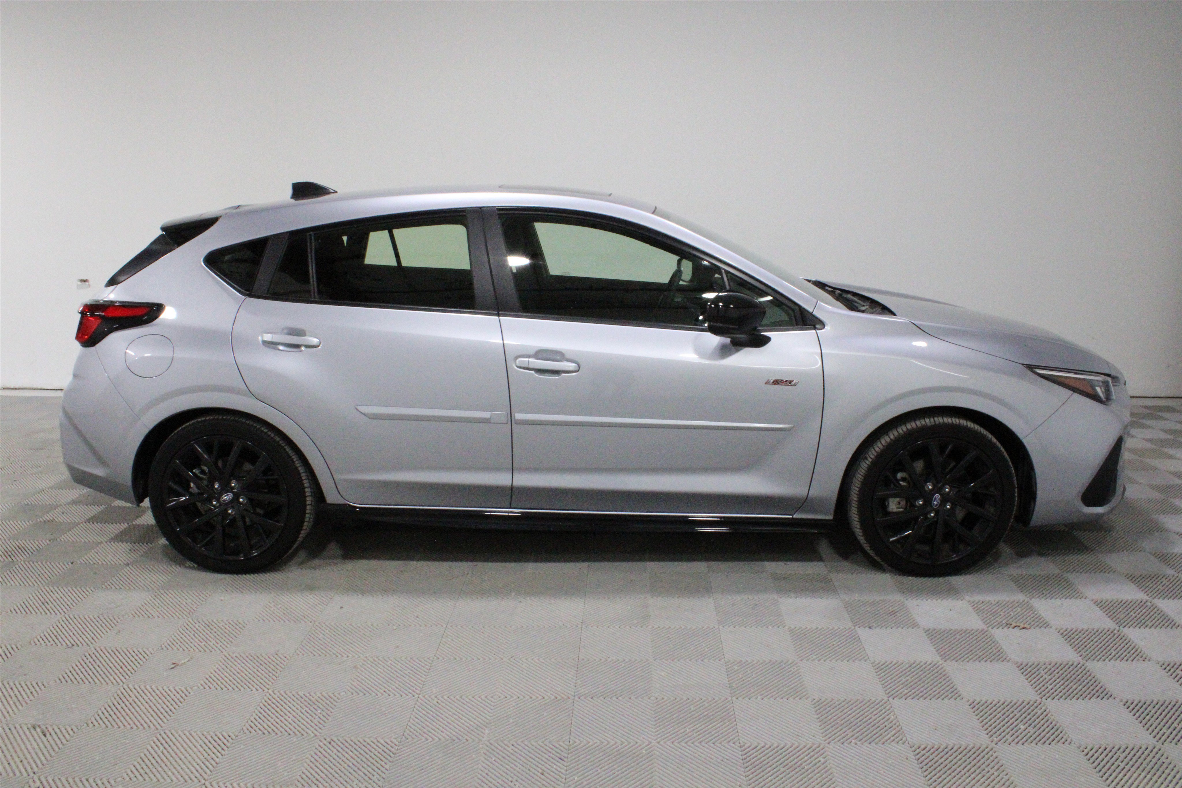 Used 2025 Ice Silver Metallic Subaru RS image 26