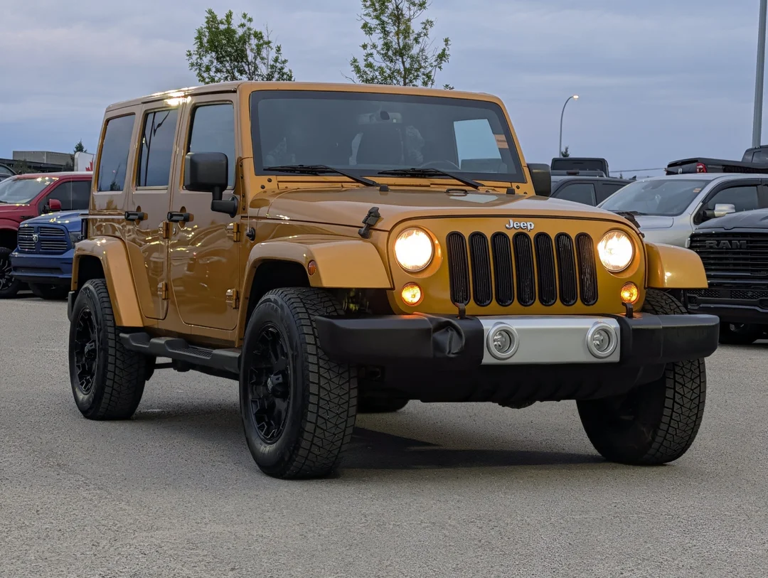 Used 2014 ampd Jeep Sahara - - 4x4 - 3.6L -6.5 Touchscreen - NAV -Heated Seats image 2
