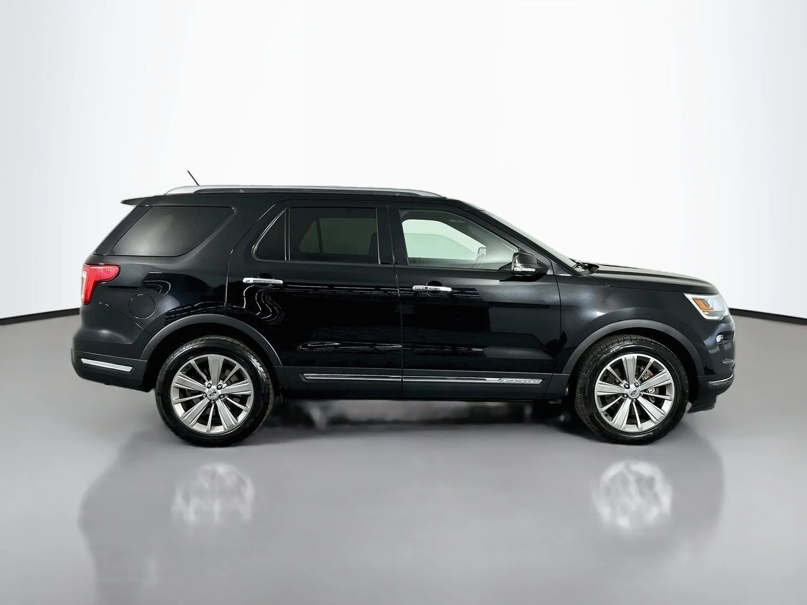 Used 2018 Shadow Black Ford Limited image 9