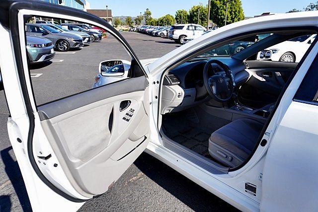 Used 2011 White Toyota LE image 30