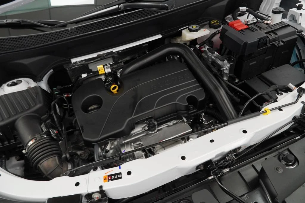 New 2027 Summit White Chevrolet LT image 39