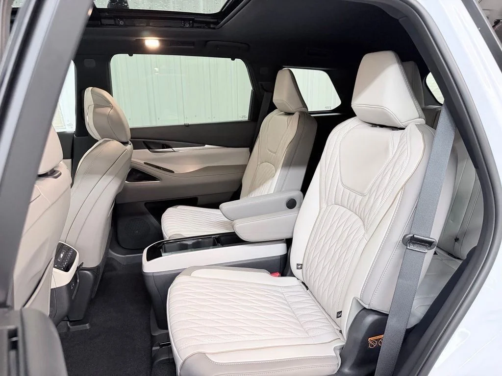 New 2027 2T RAD WHT INFINITI Autograph AWD image 38