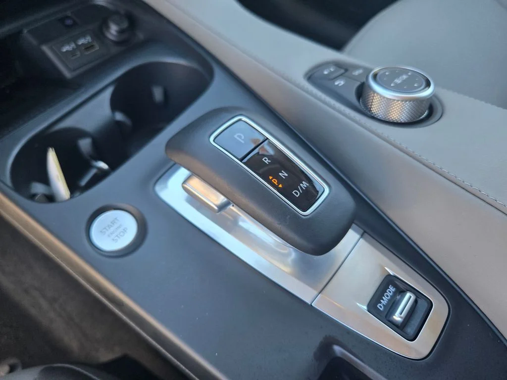 Used 2025 White INFINITI LUXE image 18