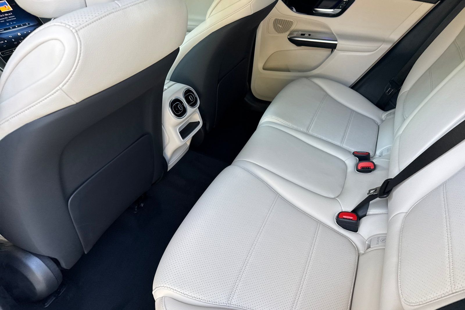 New 2026 Polar White Mercedes-Benz GLC 300 image 10