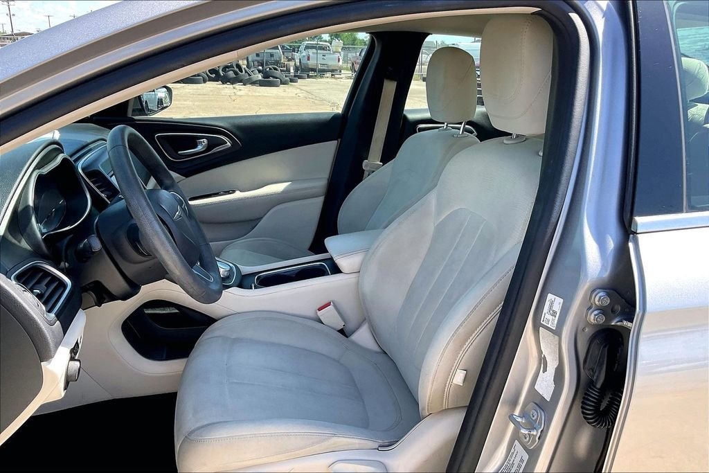 Used 2015 Silver Chrysler Limited image 17