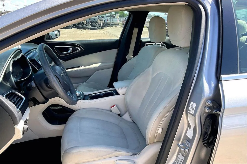 Used 2015 Silver Chrysler Limited image 17