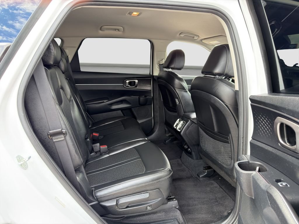 Used 2023 White Kia S image 17