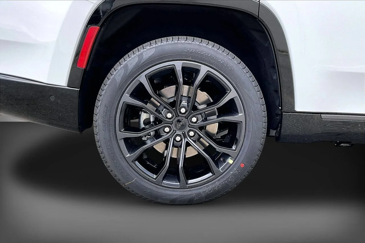 New 2026 Bright White Clearcoat Jeep Summit Obsidian image 38
