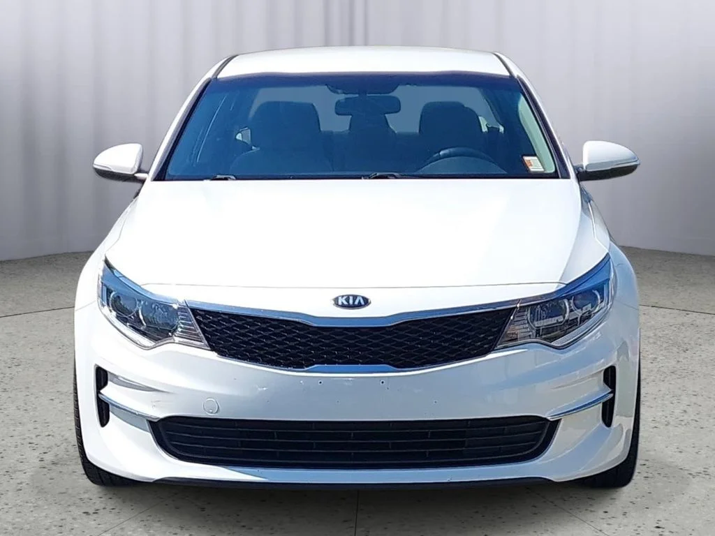 Used 2018 White Kia LX image 8