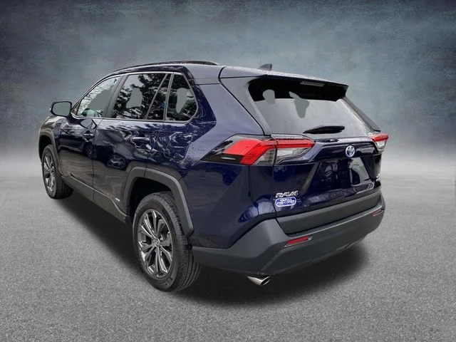 Used 2024  Toyota XLE Premium image 27