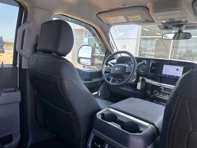 Used 2025 Oxford White Ford XLT image 9