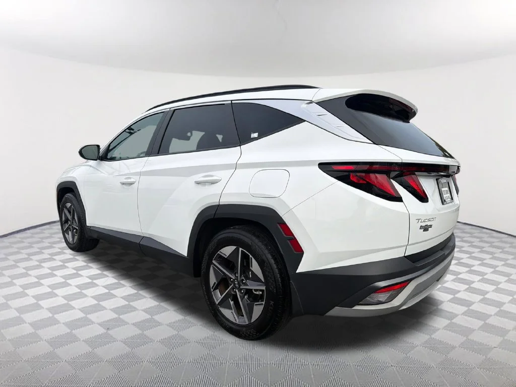Used 2025 White Hyundai SEL image 7