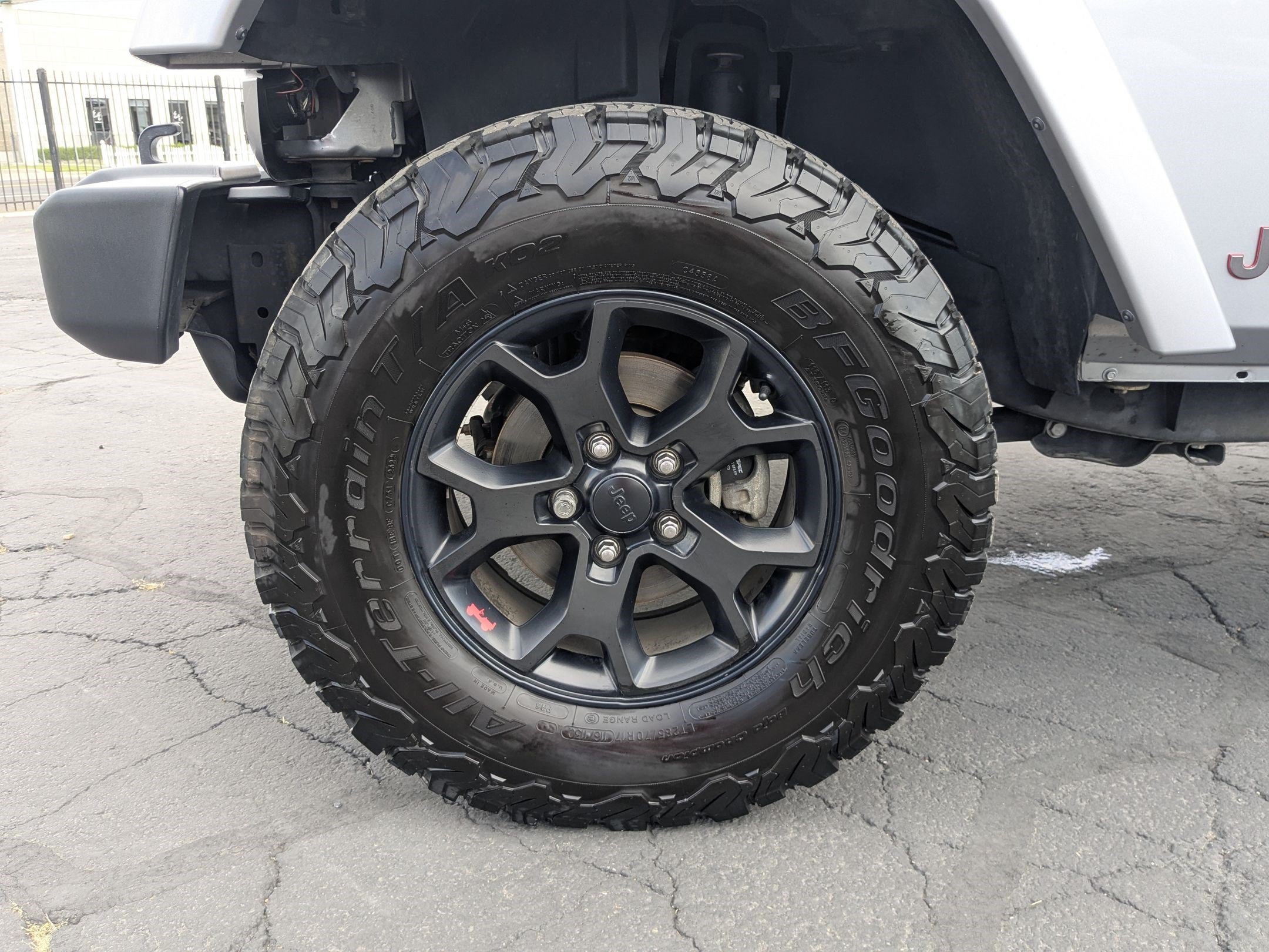 Used 2014 Billet Metallic Clearcoat Jeep Sahara image 34