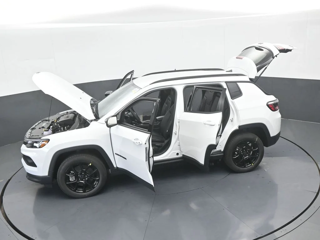New 2026 Bright White Clear-Coat Exterior Paint Jeep Latitude image 57