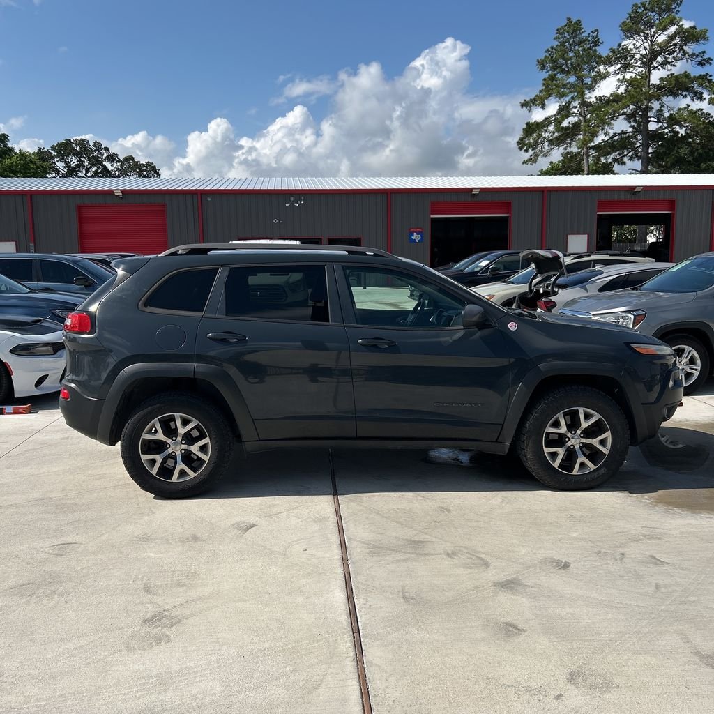 Used 2016 Gray Jeep Trailhawk image 4