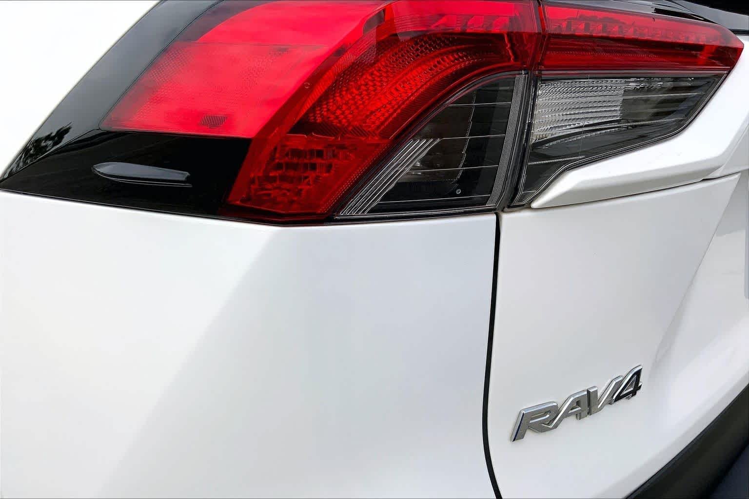 Used 2022 White Toyota LE image 28