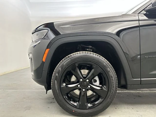 New 2026 Diamond Black Crystal Pearl-Coat Exterior Paint Jeep Limited image 21
