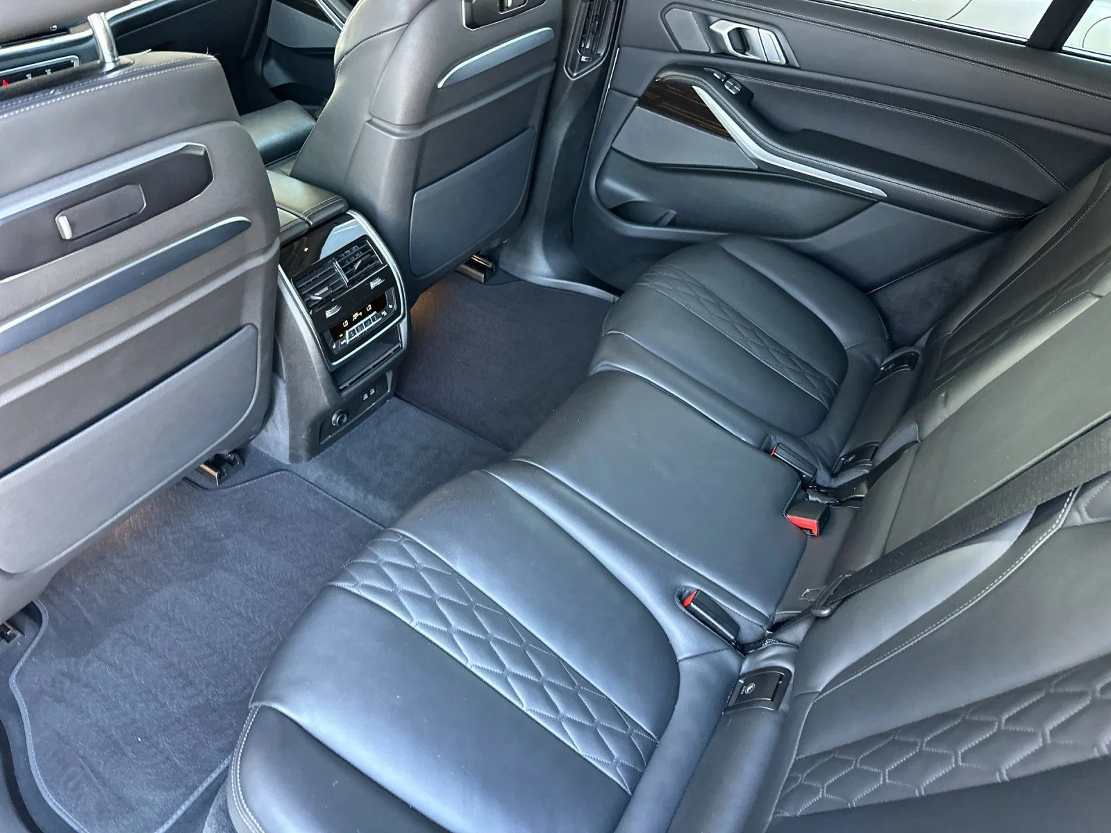 Used 2025 White BMW xDrive40i image 12