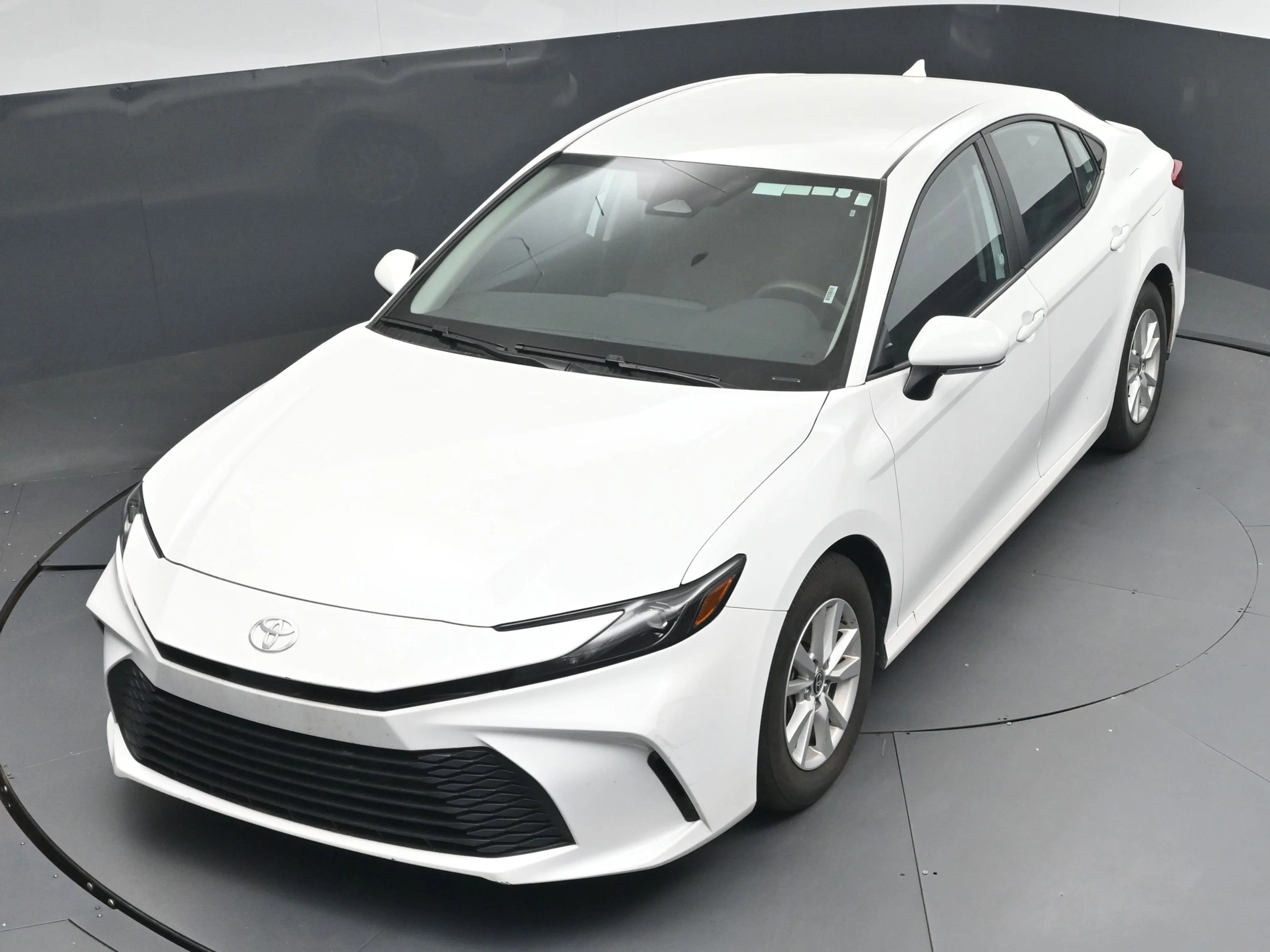 Used 2025 Ice Toyota LE image 28