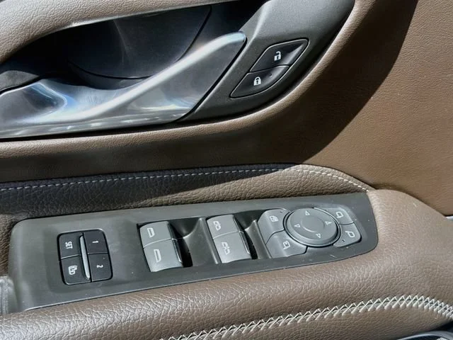 Used 2022 White Frost Tricoat GMC Denali image 25