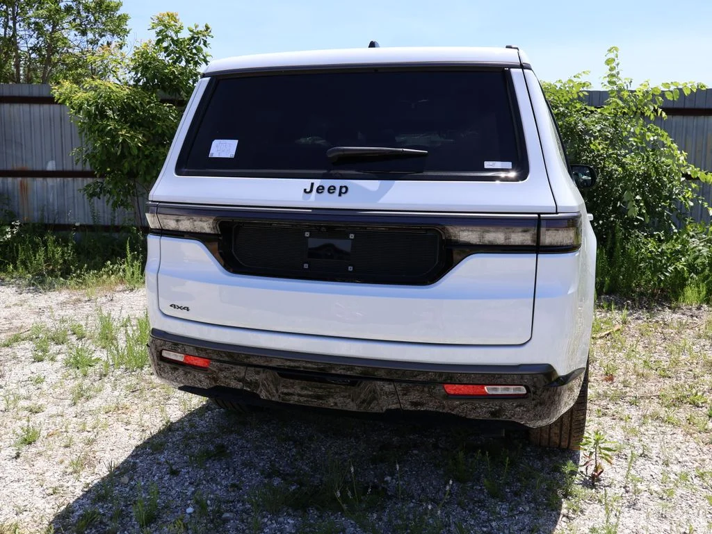 New 2026 Bright White Clear-Coat Exterior Paint Jeep Limited Reserve image 8