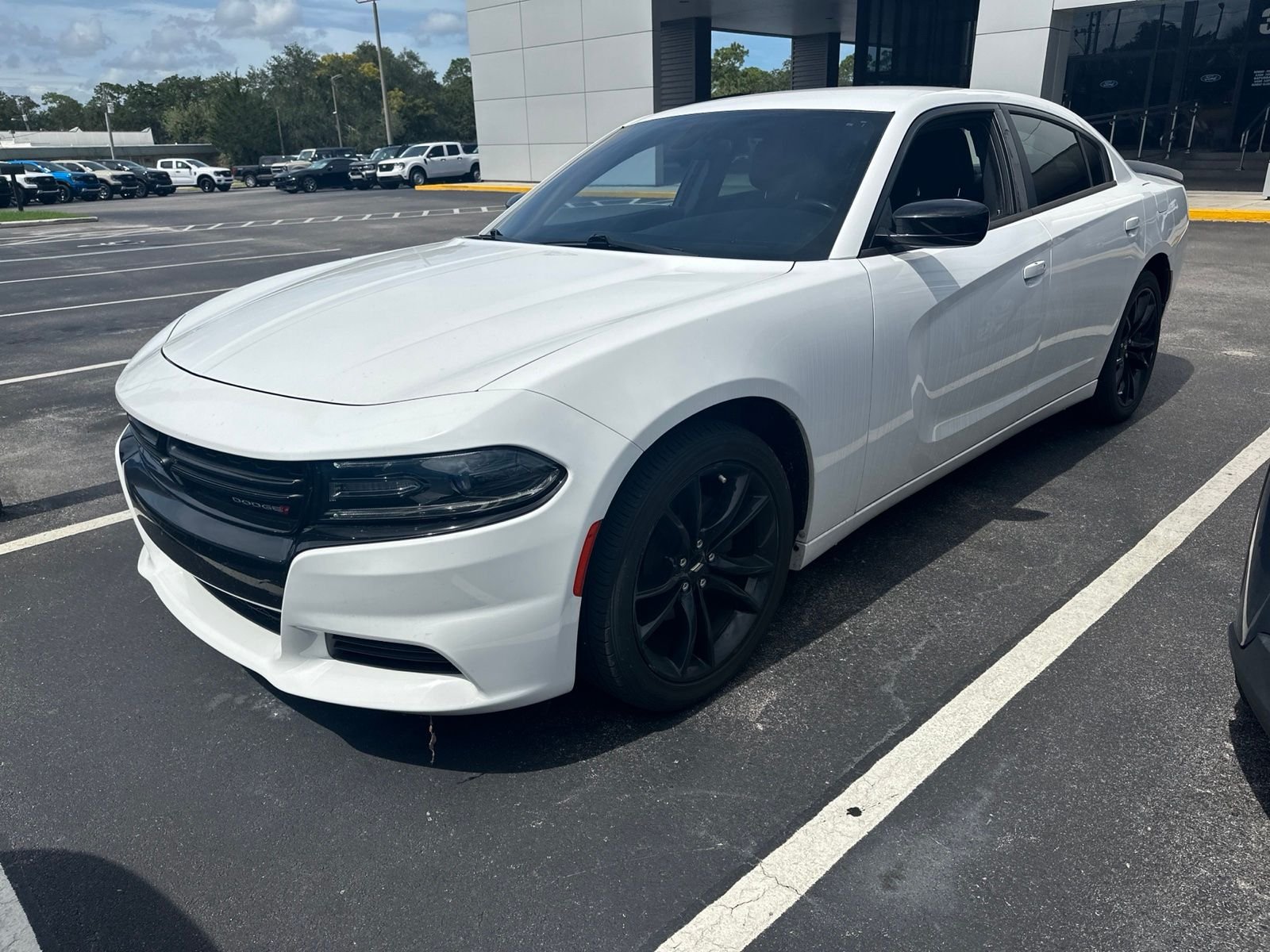 Used 2018 White Dodge SXT image 2
