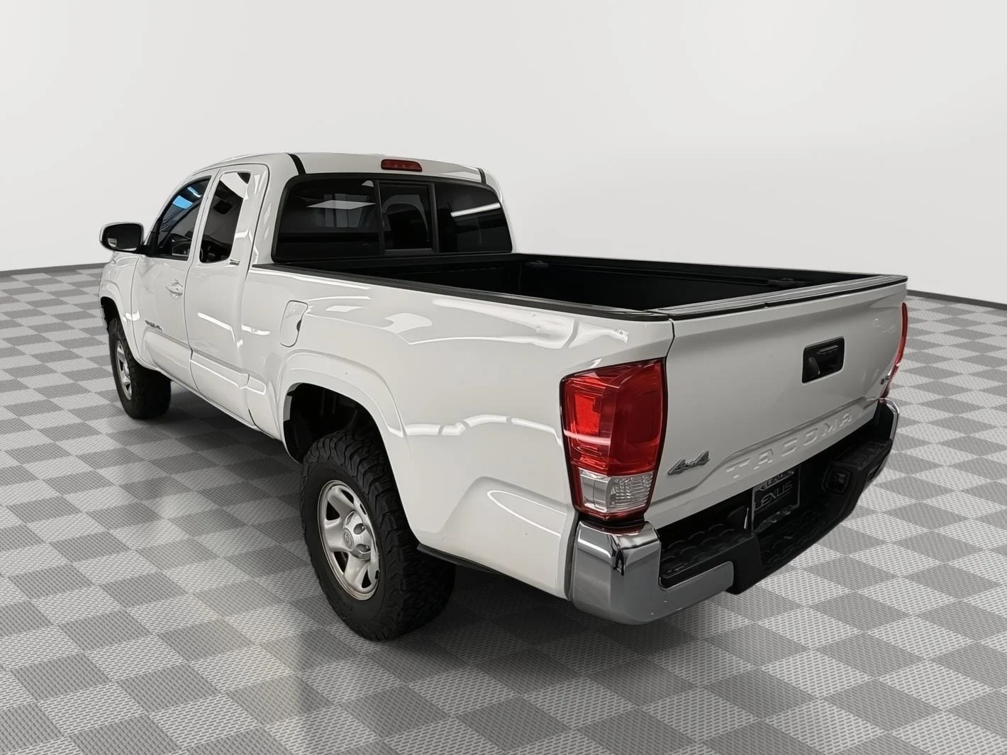 Used 2016 Super White Toyota SR5 image 3