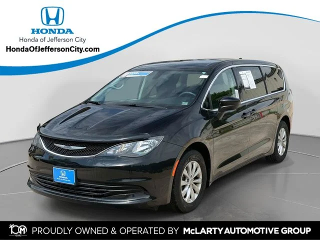 2017 Chrysler Pacifica Touring's photo