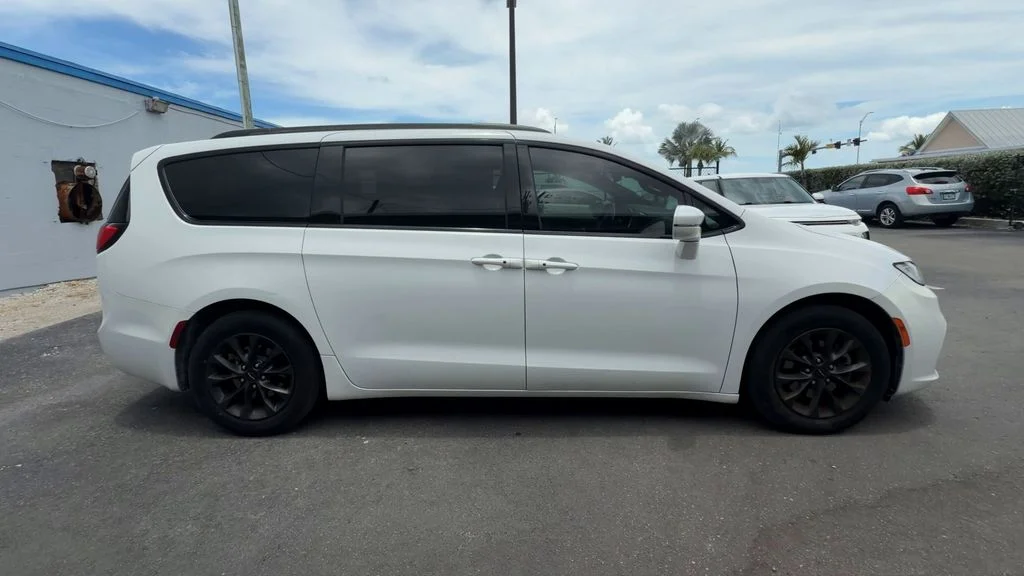Used 2021 White Chrysler Touring L image 9