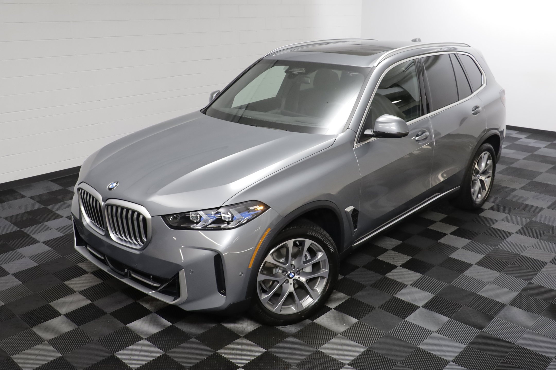 New 2026 Skyscraper Grey Metallic BMW xDrive40i image 2