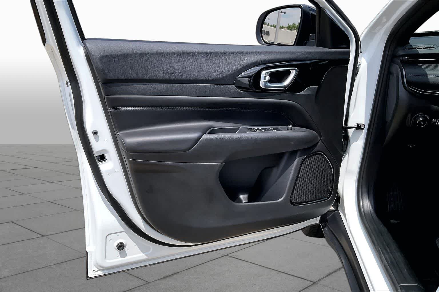 New 2026 Bright White Clearcoat Jeep Latitude image 10