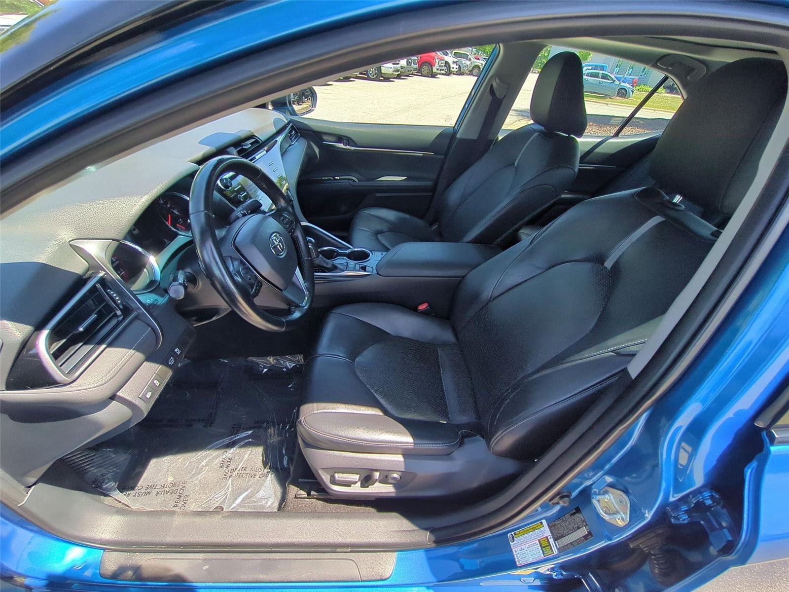 Used 2019 Blue Streak/Midnight Black Metallic Toyota XSE image 18