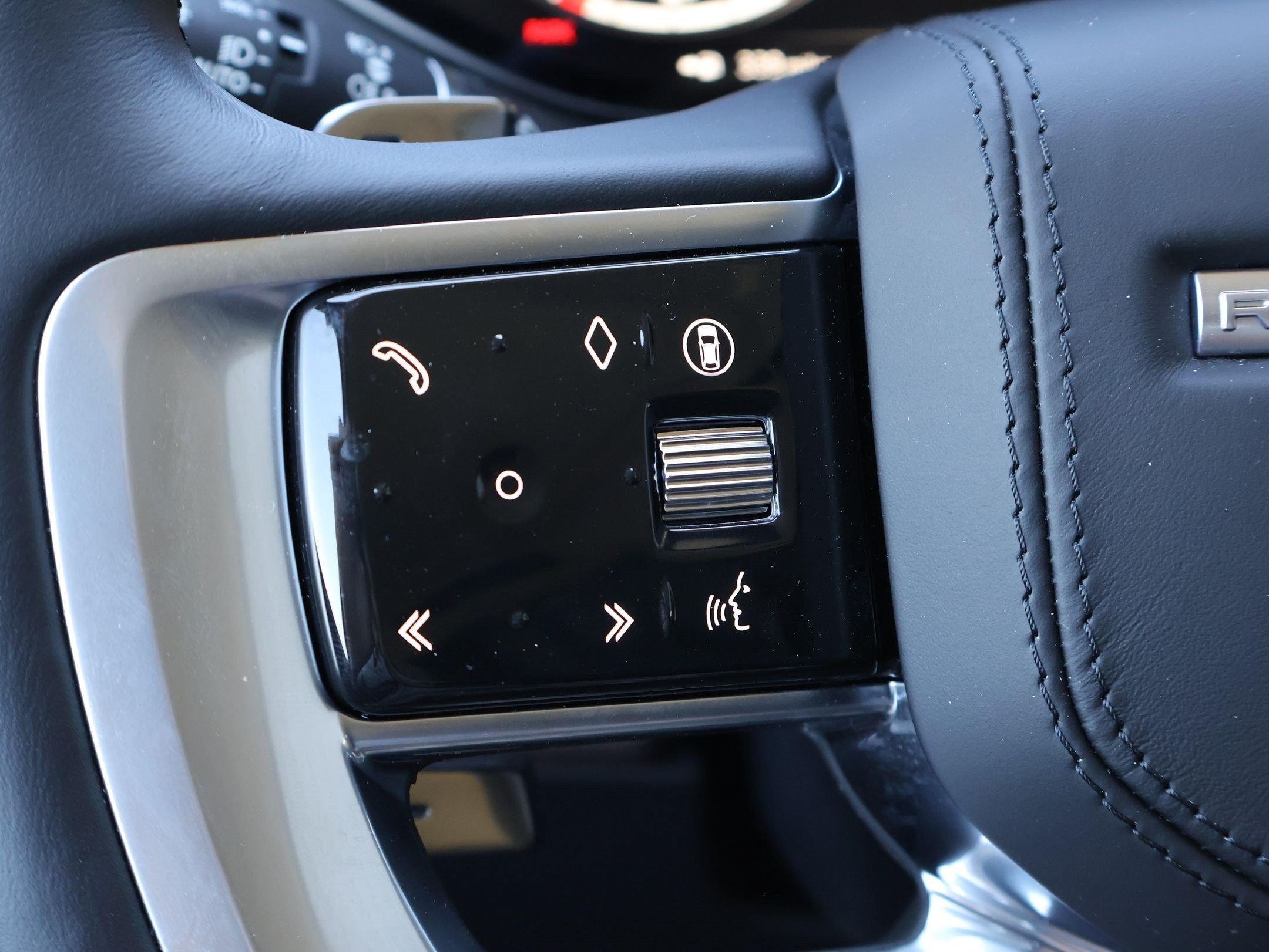 Used 2025 Eiger Grey Metallic Land Rover SE image 18