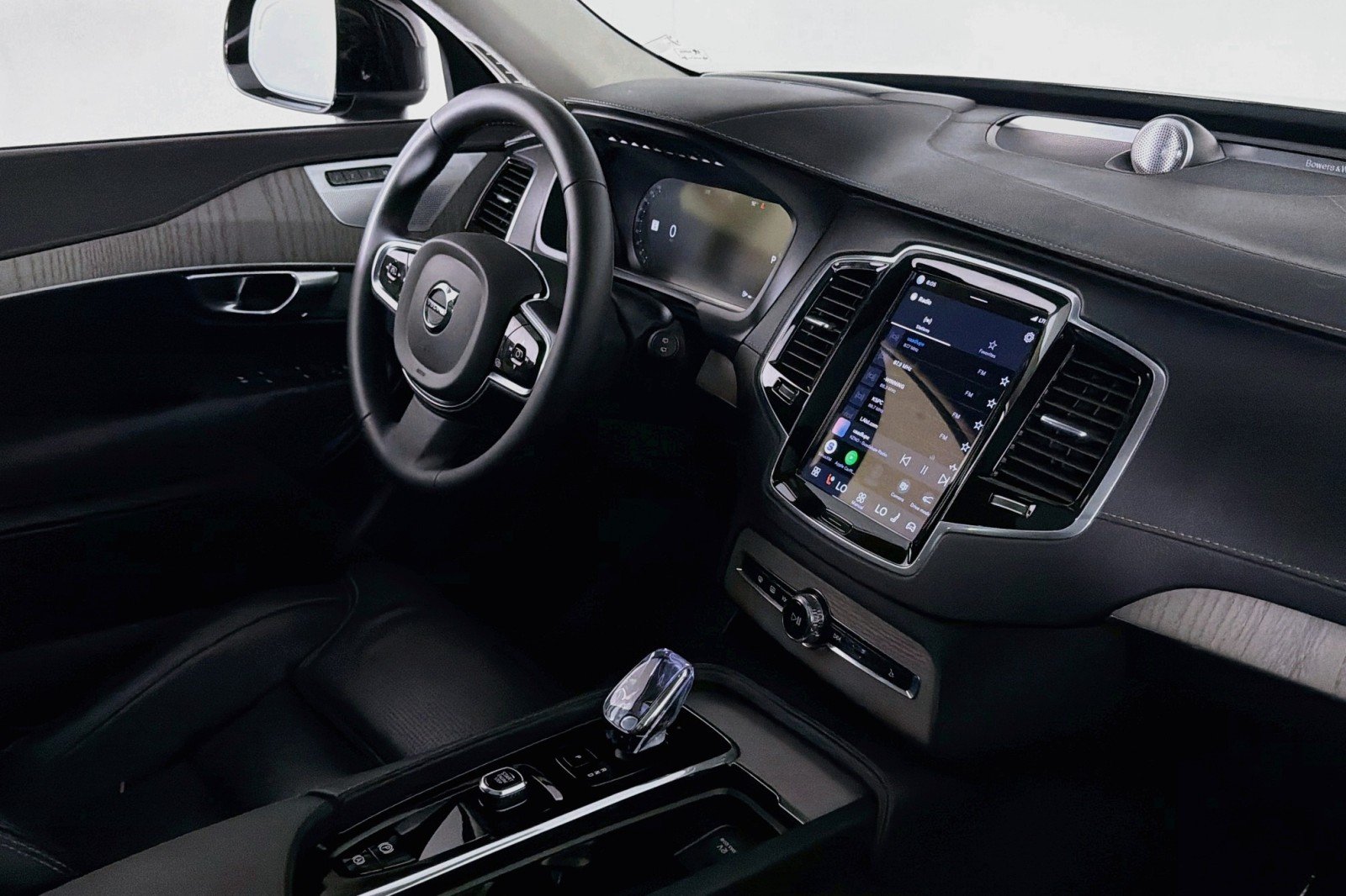 Used 2024 Onyx Black Metallic Volvo Ultimate Bright Theme image 17