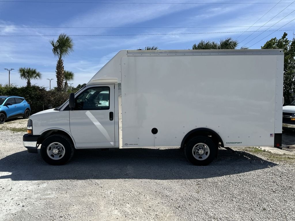 New 2025 Summit White Chevrolet 1WT image 13