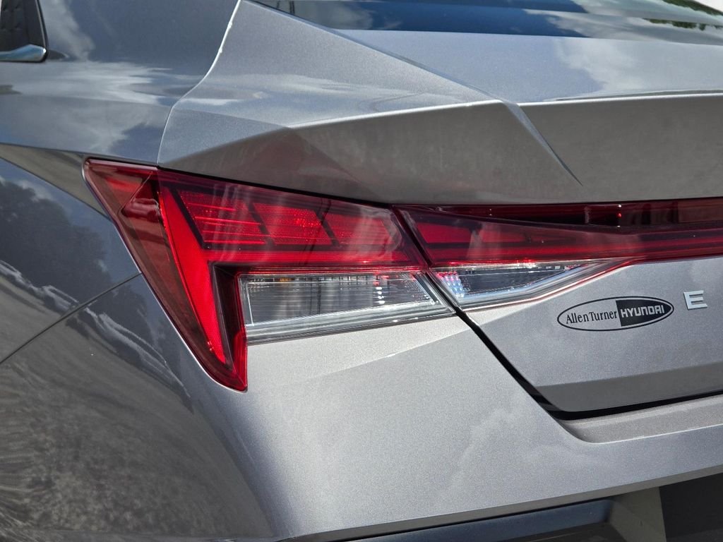 2025 Hyundai Elantra Limited - Photo 7
