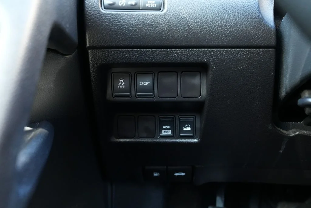 Used 2014 Black Nissan SV image 26