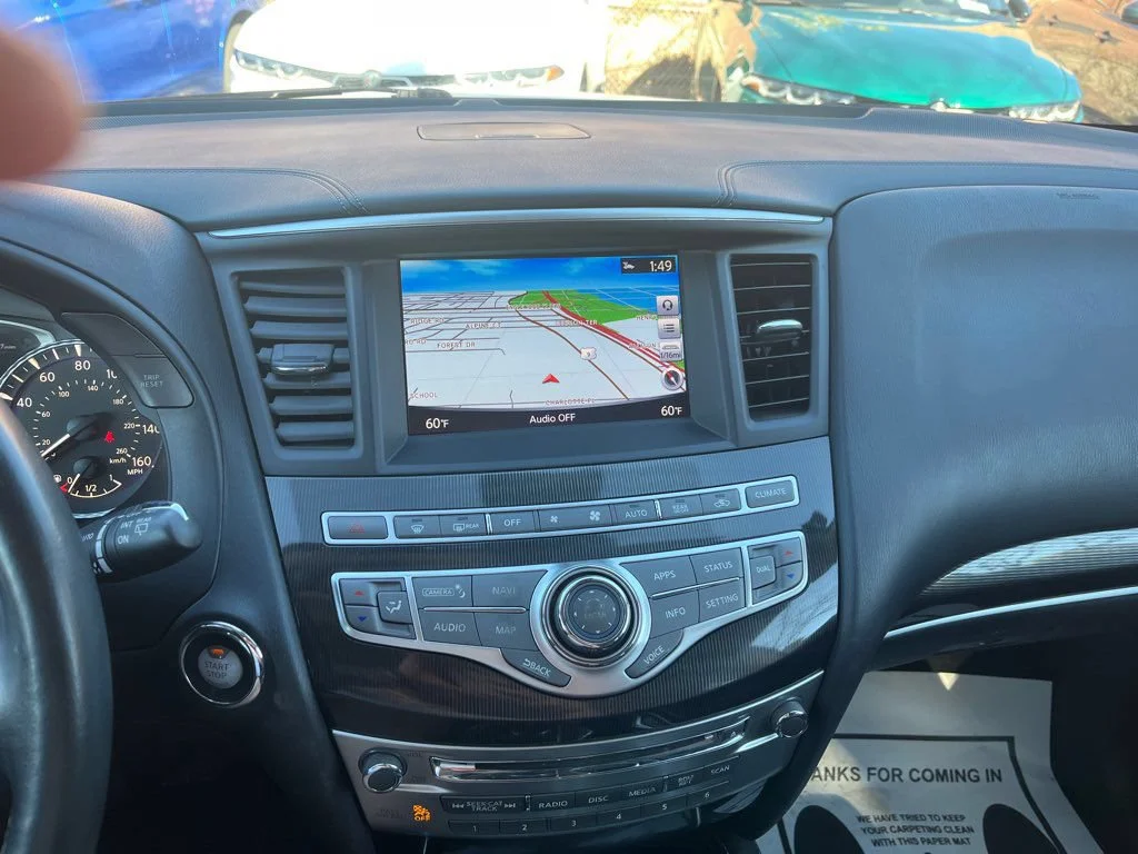 Used 2018 White INFINITI Base image 4