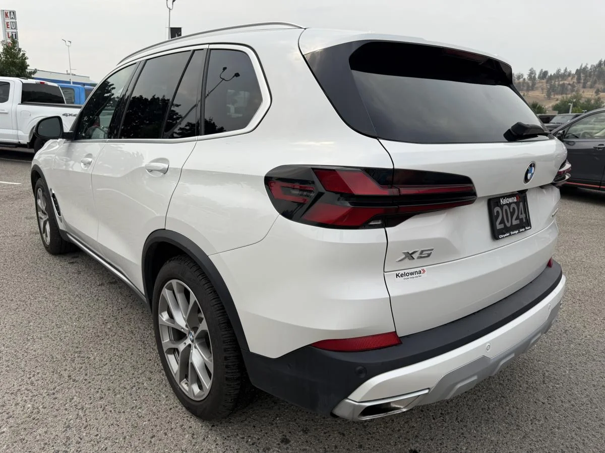 Used 2024 White BMW xDrive40i Sports Activity Vehicle image 4