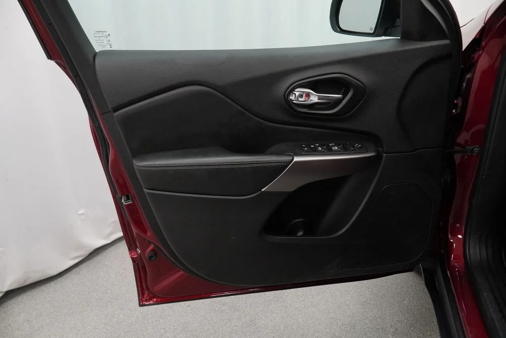 Used 2021 Red Jeep Latitude Lux image 35