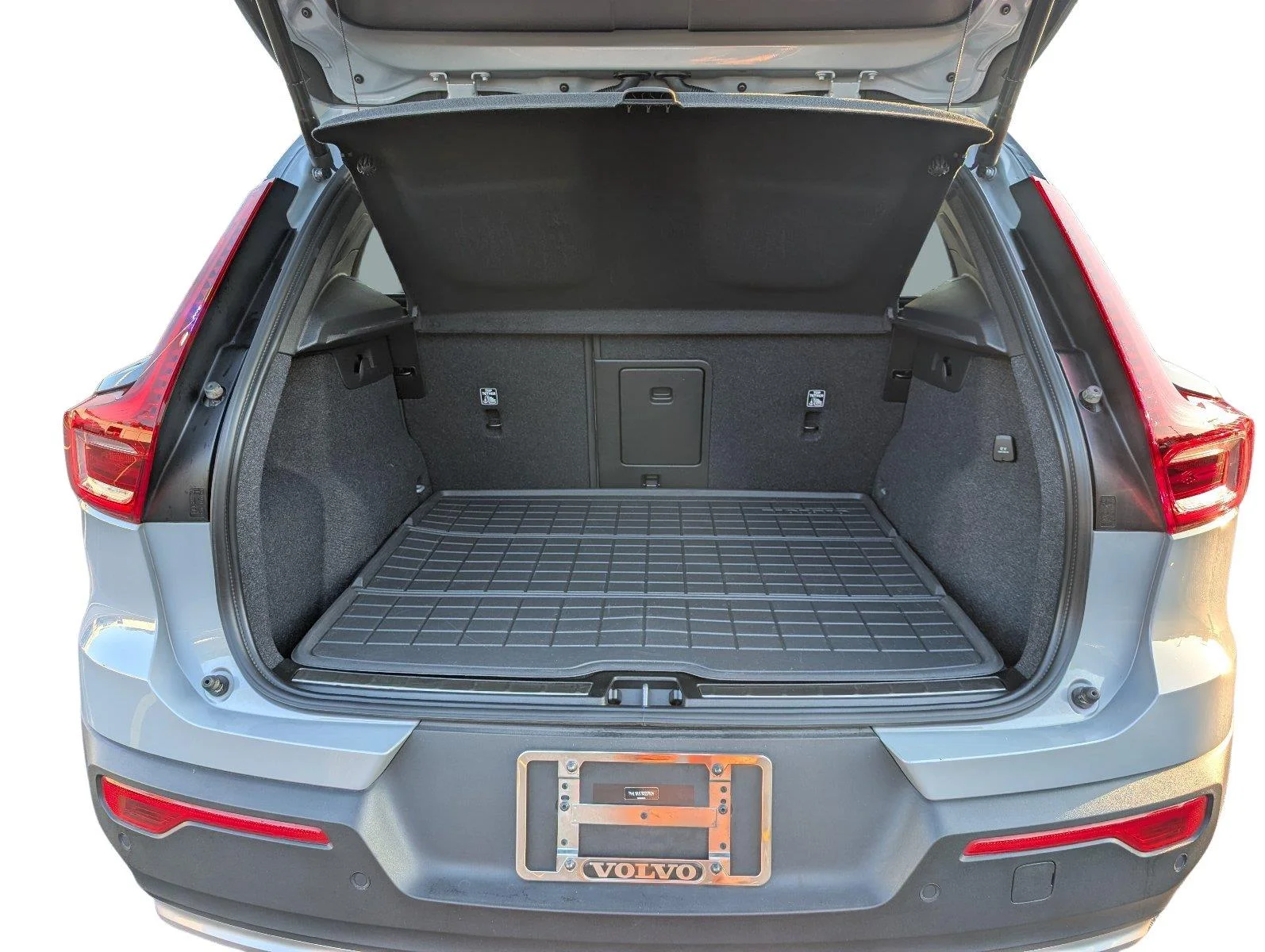 Used 2024 Vapor Grey Metallic Volvo Plus Bright Theme image 6