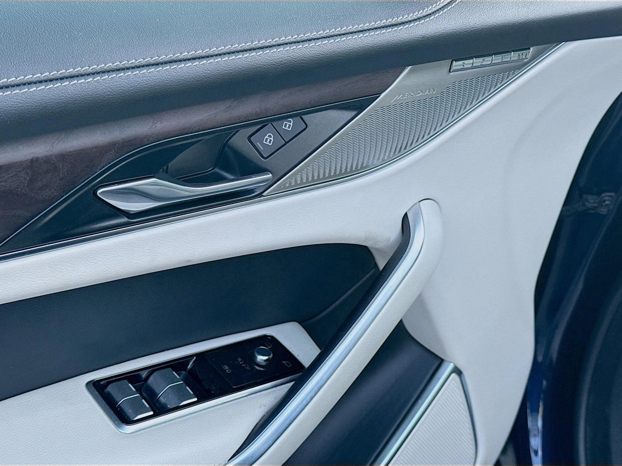 2023 Jaguar F-Pace R-Dynamic S - Photo 23