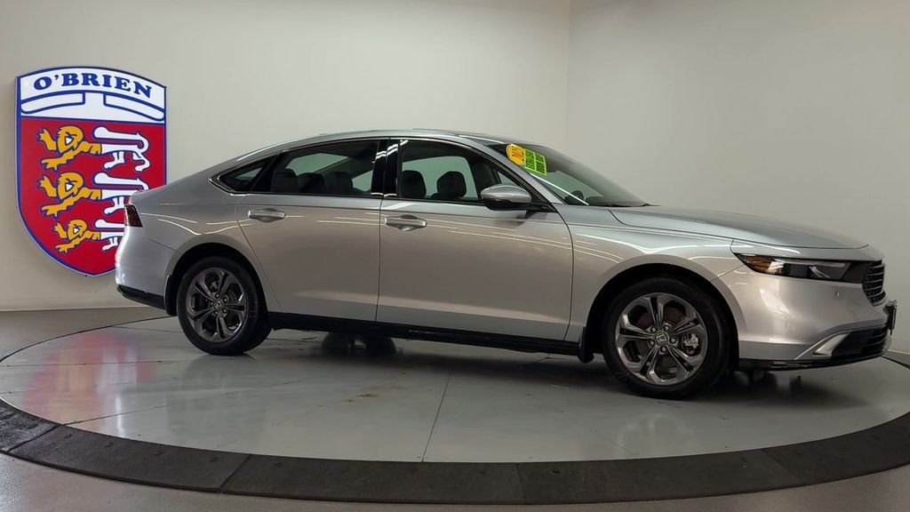 Used 2025 Solar Silver Metallic Honda EX-L image 3