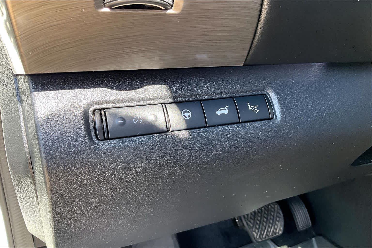 Used 2022 Pearl White Tricoat Nissan Platinum image 33