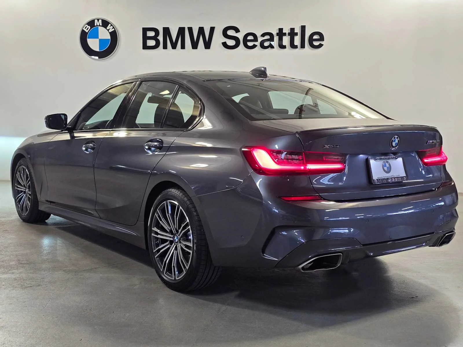 Used 2021 Mineral Gray Metallic BMW xDrive image 4