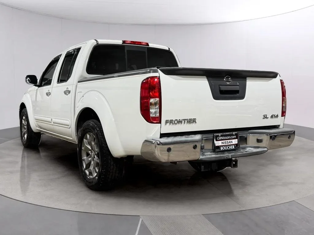 Used 2015 Glacier White Nissan SL image 6