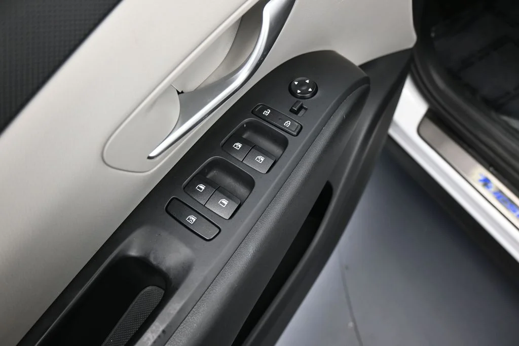Used 2024 White Pearl Hyundai SEL image 13