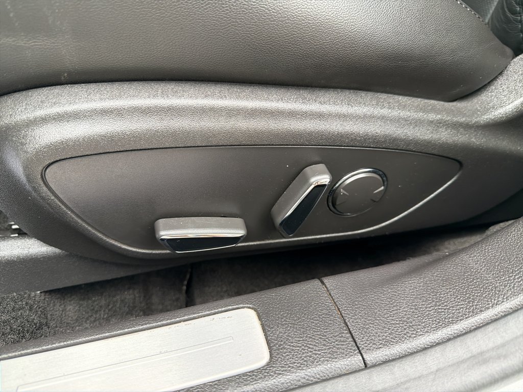 Used 2013 Silver Lincoln Base image 15